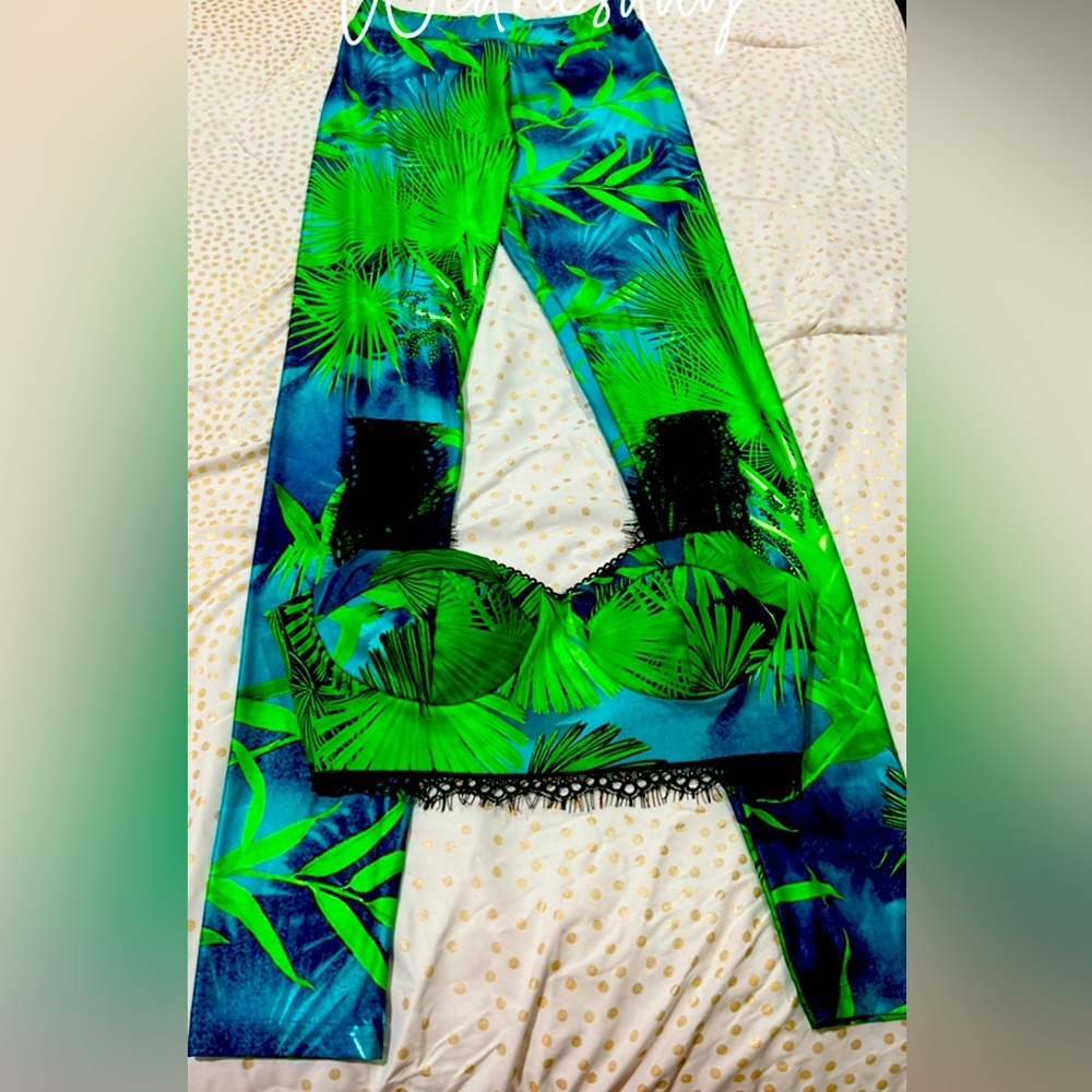 Drop dead gorgeous designers inspired leggings pants crop top set. Like new!